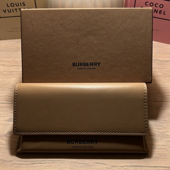 NWOT - BURBERRY VANESSA SUNGLASSES - FULL SET! - Picture 8 of 11